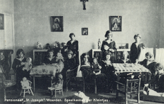 827307 Interieur van het pensionaat St. Joseph te Woerden: de speelkamer, met enkele kinderen.